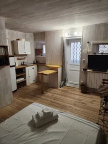 Studio in the center of the village - Image 3