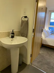 Deluxe 2 Bed apartment for Family's & Contractors - Image 5