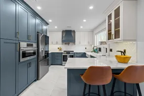 Luxury 2BR Executive Near DT Off Street Parking - Image 2
