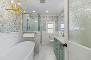 Luxury 2BR Executive Near DT Off Street Parking - Image 5