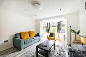 Spacious 4-Bedroom Home with Private Garden & Free Parking - Image 2
