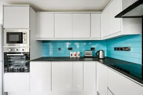 Spacious 4-Bedroom Home with Private Garden & Free Parking - Image 5