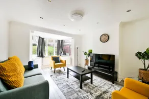 Spacious 4-Bedroom Home with Private Garden & Free Parking - Image 3