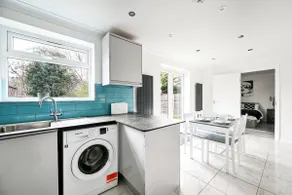 Spacious 4-Bedroom Home with Private Garden & Free Parking - Image 4