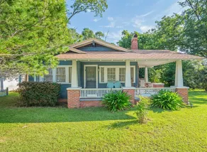 The Barefoot Bungalow — Vintage Charm by the Lake - Image 5