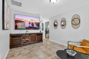 ~Leopard Lounge_Sleeps 7_Mayo Clinic, Beach & UNF - Image 4
