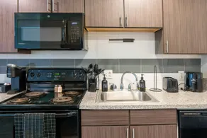 8 Mins to Downtown • 2 Beds + Desk + Free Parking - Image 5
