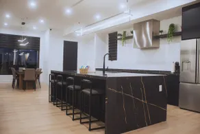 Grand & Spacious Downtown Luxe Stay| 4BR| Sleeps 8 - Image 4