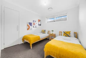 Peaceful Schofields 5BR Near Station Garage - Image 4
