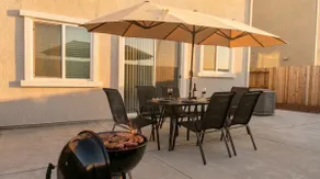 Spacious Home w/Outdoor Dining & BBQ near Galleria - Image 2