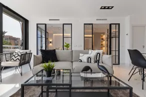 Black and White Beach – Boutique Apt & Sea View - Image 2