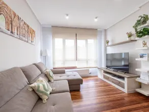 Bright apartment in Las Arenas - Image 2