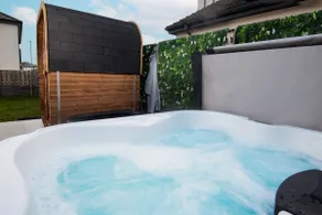 Hoggs Wellness Retreat Sauna & Jacuzzi - Image 3