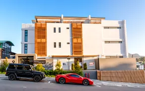 Spacious 3-Bedroom Apartment with Table Mountain Views I Ideal for Families & Groups - Image 2