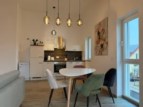 Perfect for 2-4! Kitchen Garage Airport Balcony - Image 4
