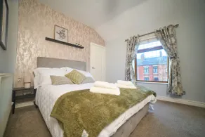 Modern Cosy 2-Bed Terrace with Private Garden - Image 3