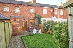 Modern Cosy 2-Bed Terrace with Private Garden - Image 5