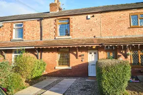 Modern Cosy 2-Bed Terrace with Private Garden - Image 2