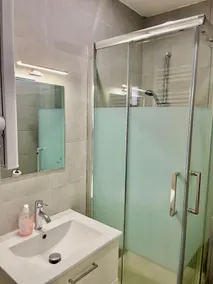 Sleeps 6/93 near Paris - Image 3