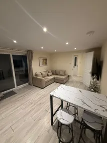 Modern 2-bed 2-bath detached flat with garden - Image 3