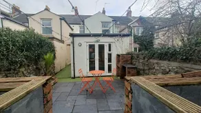 Hot Tub Emerald Escape - Private Garden & Free Parking - Image 3