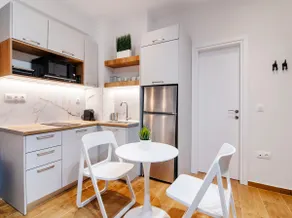 Luxury Boutique Suite w Balcony 5 min Metro - Image 3