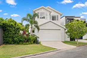 Burleigh Beachside Retreat - Image 3