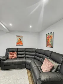Sleeps 8, 4 bed 2 bathroom house with parking Balderton - Image 4