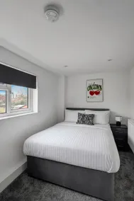Sleeps 8, 4 bed 2 bathroom house with parking Balderton - Image 3