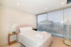 Modern Smart Home with Garden close to Richmond - Pass the Keys - Image 5