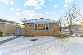 Bright & Modern 4BR Skokie Retreat - Image 2