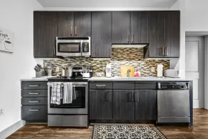 Mins to Broadway. Parking. Pool. Gym. Midtown Nash - Image 5