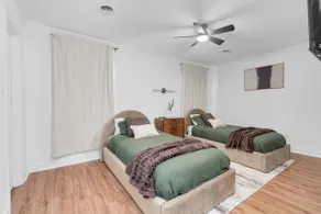 Cozy Family Cottage ~ Prime Location - Image 2