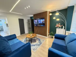 Spacious Modern Home *Family Friendly*Free Parking - Image 2