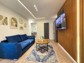 Spacious Modern Home *Family Friendly*Free Parking - Image 5