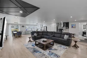 Angel: Spacious Modern Home! - Image 3