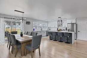 Angel: Spacious Modern Home! - Image 2