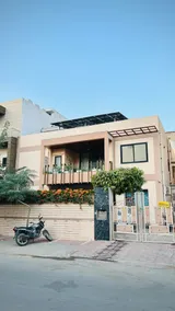 Stylish 3BR Stay w/ Balcony & Parking | Raja Park - Image 4