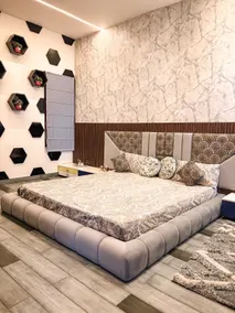 Stylish 3BR Stay w/ Balcony & Parking | Raja Park - Image 5