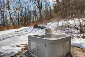 The Overlook Couples Tiny Cabin-HotTub-Firepit - Image 4