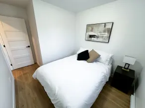 Loft 1639 - Living room and queen size bed - Image 4