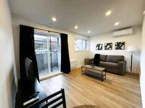 Loft 1639 - Living room and queen size bed - Image 2