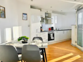 Modern 2-Bed Apartment in York City Centre - Steps from Minster and Shambles - Image 2