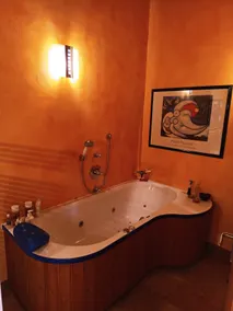Historic barn with hot tub - Image 3