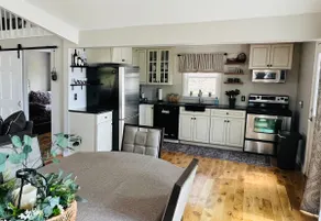 Serene Waterfront Bungalow - Private Lake Access - Image 2