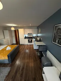 Stunning City View Studio Apartment by StaySavvy Accommodation - Image 5