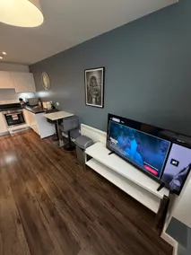 Stunning City View Studio Apartment by StaySavvy Accommodation - Image 4