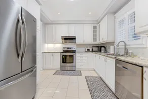 Spacious 5BR Richmond Hill Home •Sleeps 10•Parking - Image 4