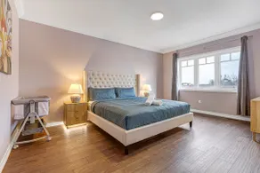 Spacious 5BR Richmond Hill Home •Sleeps 10•Parking - Image 3