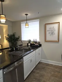 King BR + Free Private Parking Lot! - Image 3